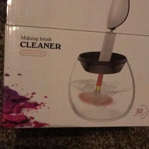 Makeup brush cleaner